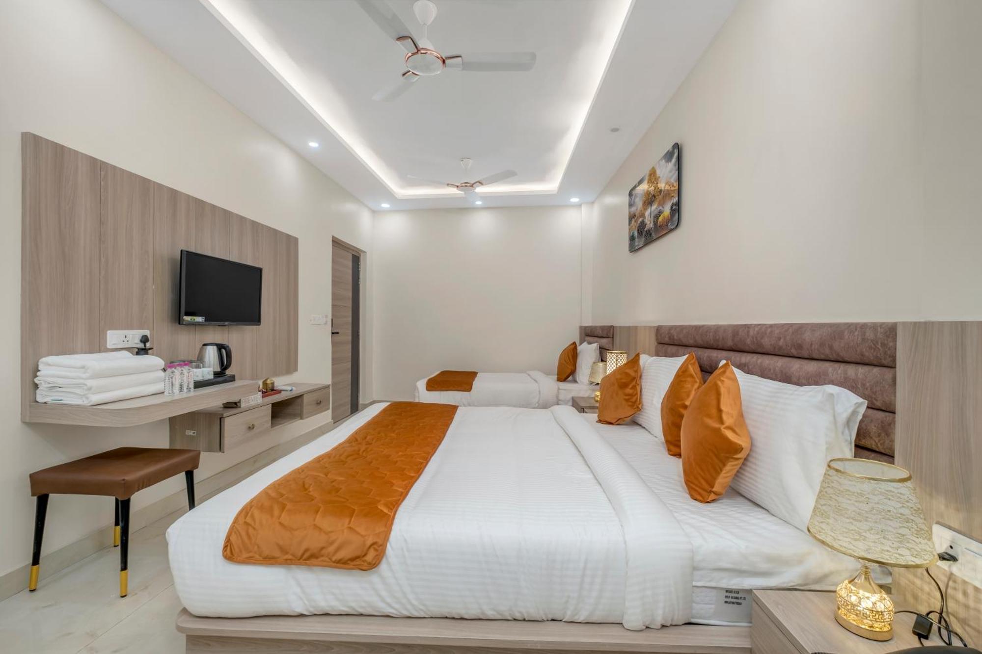 Hotel Sudarshan Ayodhya Esterno foto